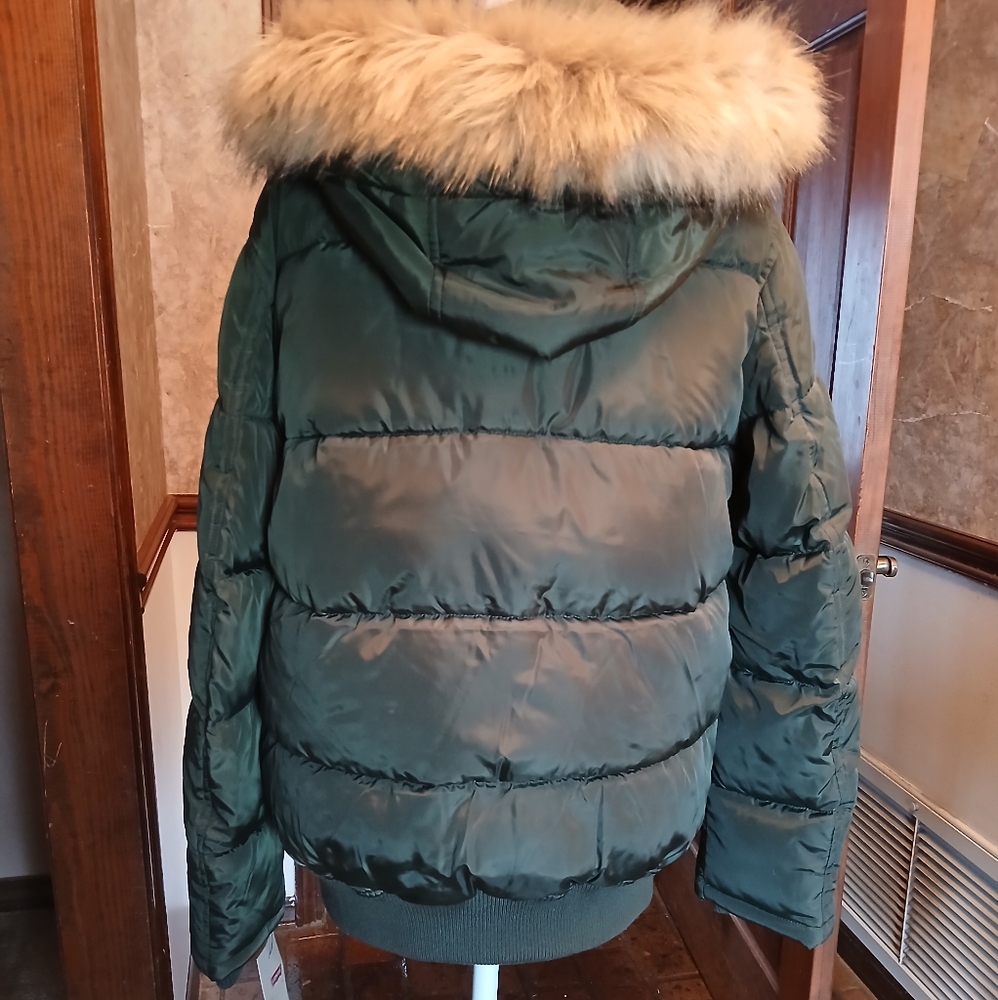 NWT Levi's puffer coat with faux fur trimmed hood. - Picture 2 of 7